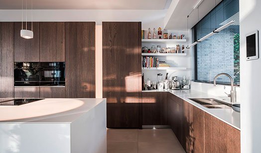Cocina blanca con muebles de madera Cocina blanca con muebles de madera