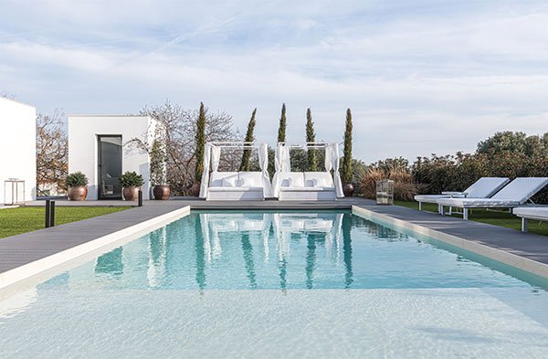 Piscina de lujo con camas balinesas Piscina de lujo con camas balinesas