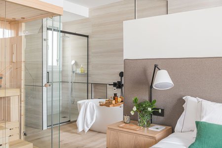 Dormitori amb bany integrat amb separació d'ambients